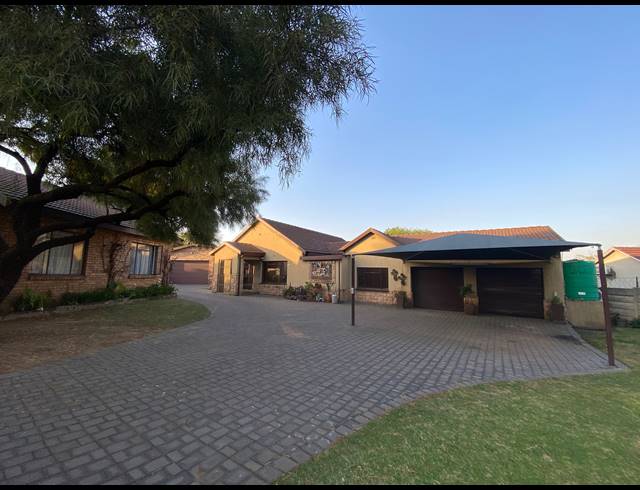 5 BEDROOM HOUSE FOR SALE IN JACKAROO PARK